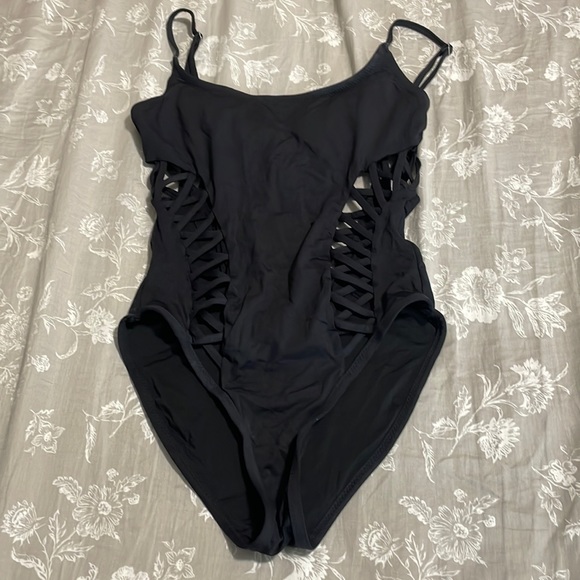 Red Carter Brittany Strappy Cutout One Piece swimsuit black size 6 - Picture 2 of 3